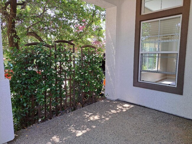 Foto del edificio - 1828 Heather Garden Ln