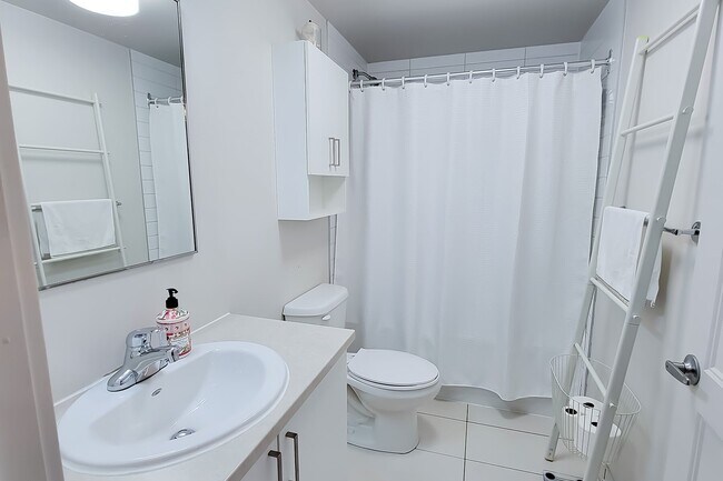 Building Photo - 2085 Av. Papineau