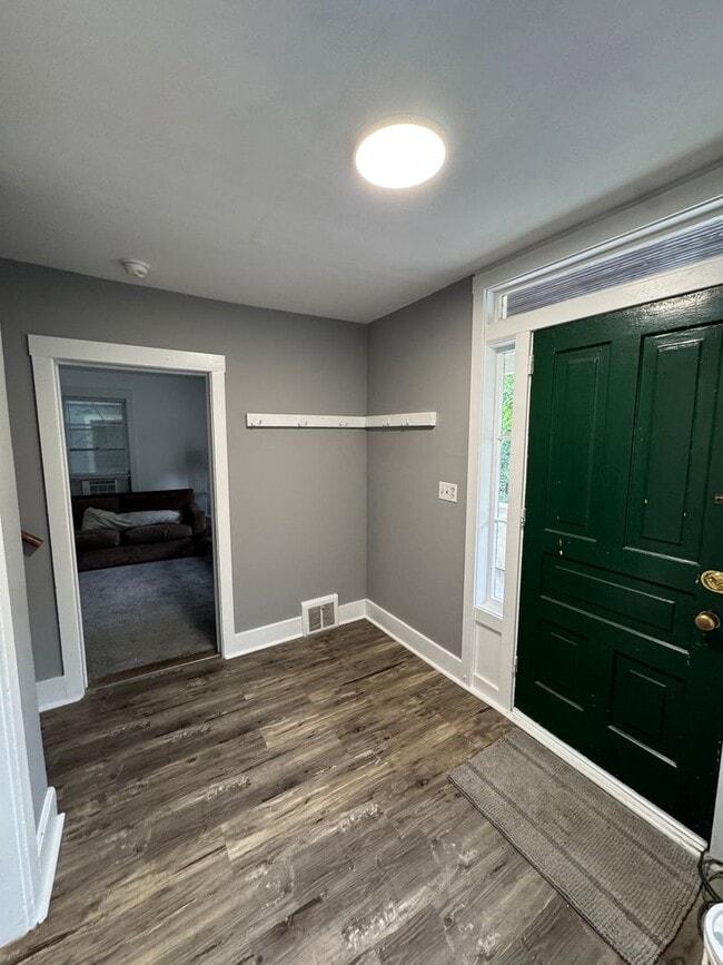 Building Photo - 4-Bedroom Near U-M with Bonus Room | Big Yard & Front Porch | On-site Laundry