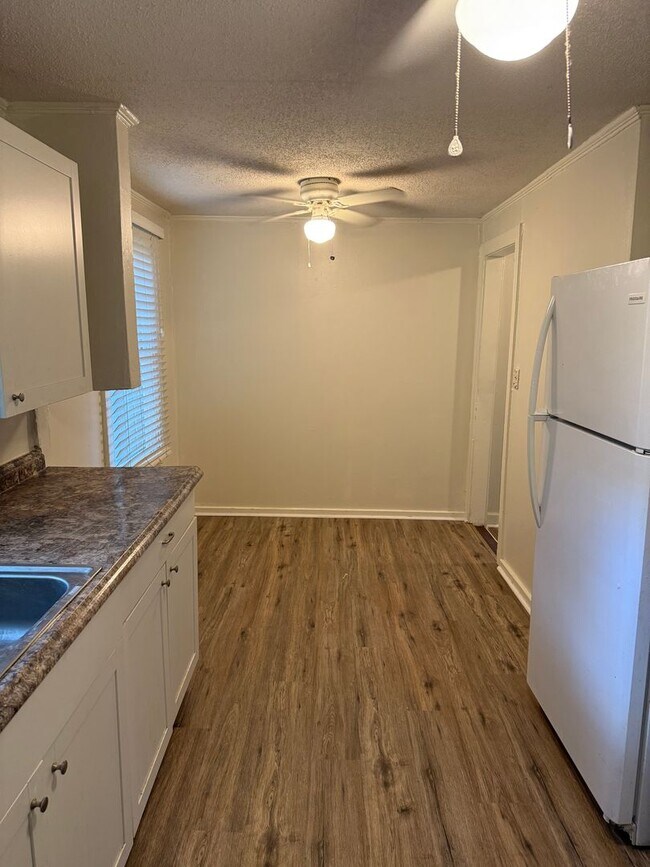 Building Photo - Adorable 2 Bedroom