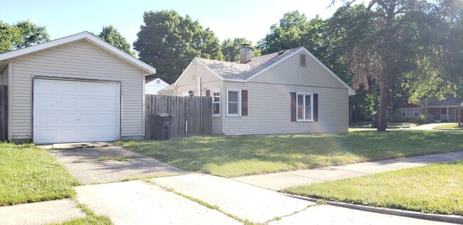 Building Photo - 2 bed, 1 bath, close to ND