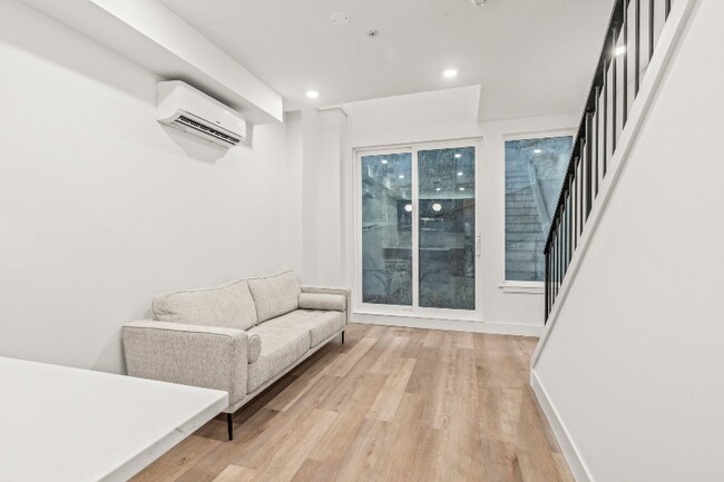 Foto del edificio - 4710 Woodland Ave