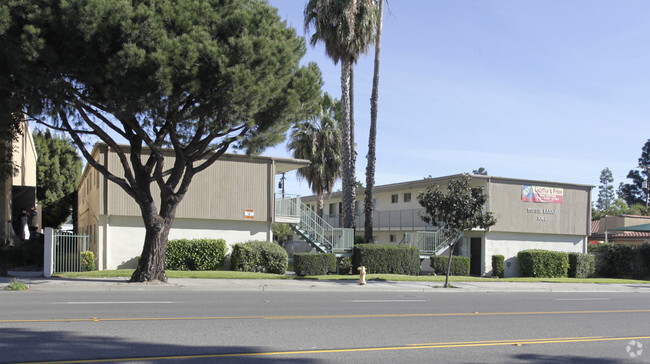 Foto del edificio - TUSTIN LANAI APARTMENTS