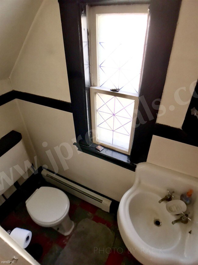 Building Photo - 31 Burroughs St