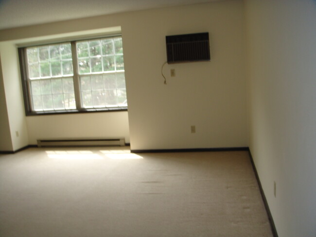 LIVINGROOM - 27 Woodhill Ct
