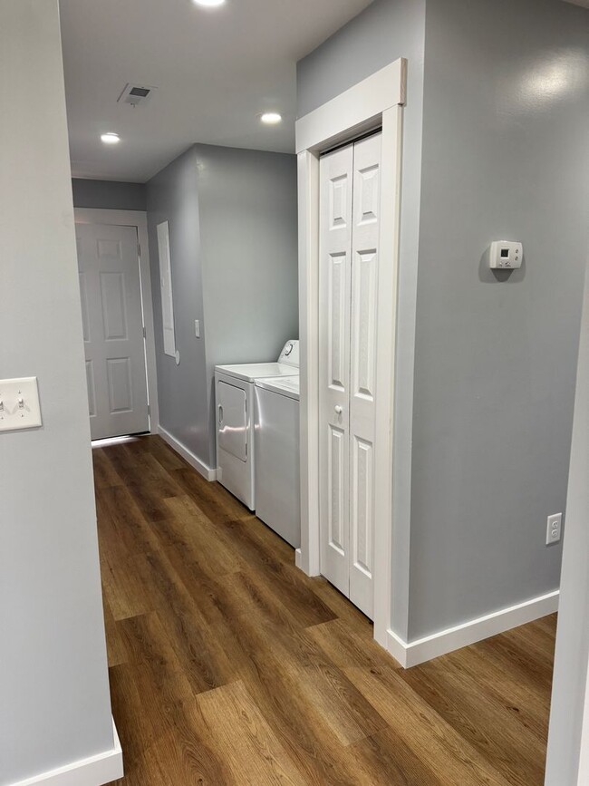 Foto del edificio - 913 E Myrtle Ave