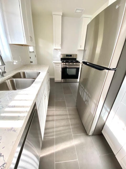 Building Photo - 925 N Sweetzer Ave