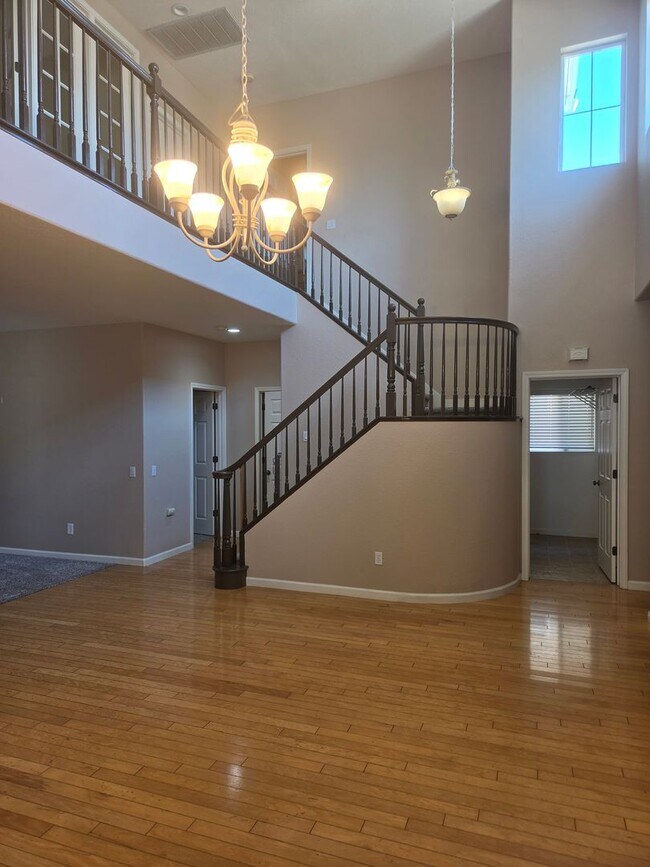 Building Photo - Stunning 4 Bed, 4 Bath Two-Story Home