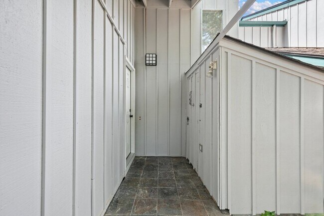 Foto del edificio - 2105 Hawkins Ln