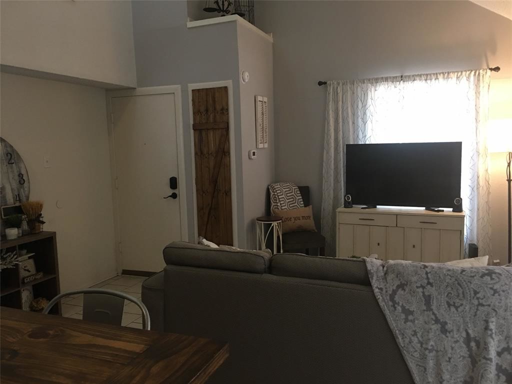 Foto principal - 717 FM 2821 Rd W