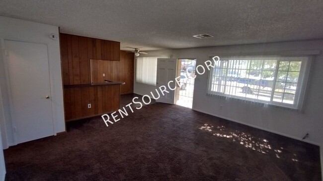 Building Photo - 3 Bedroom & 2 Bathroom Single Story Rental...
