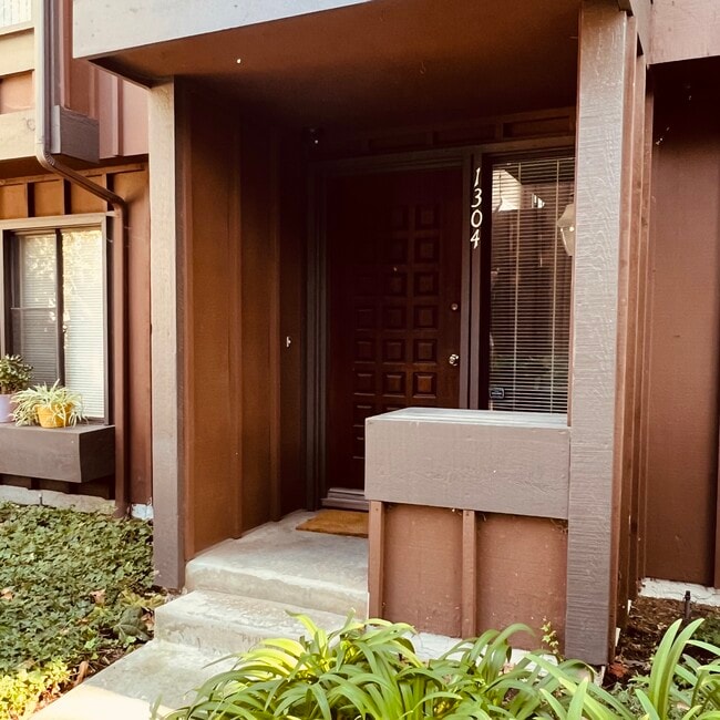Entrance to the townhouse - 1304 Stonewood Ct