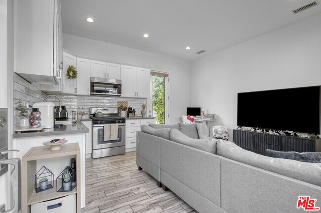 Foto del edificio - 7310 Woodley Ave