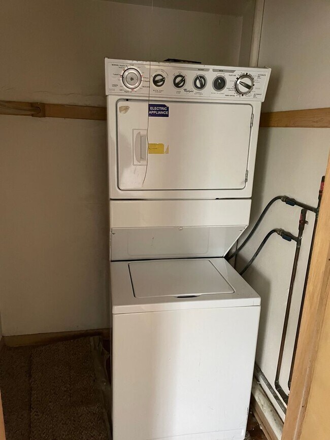 Foto del edificio - Newly Renovated 3-Bedroom Upper Flat Near ...