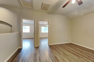 Building Photo - 10931 S Falls Terrace