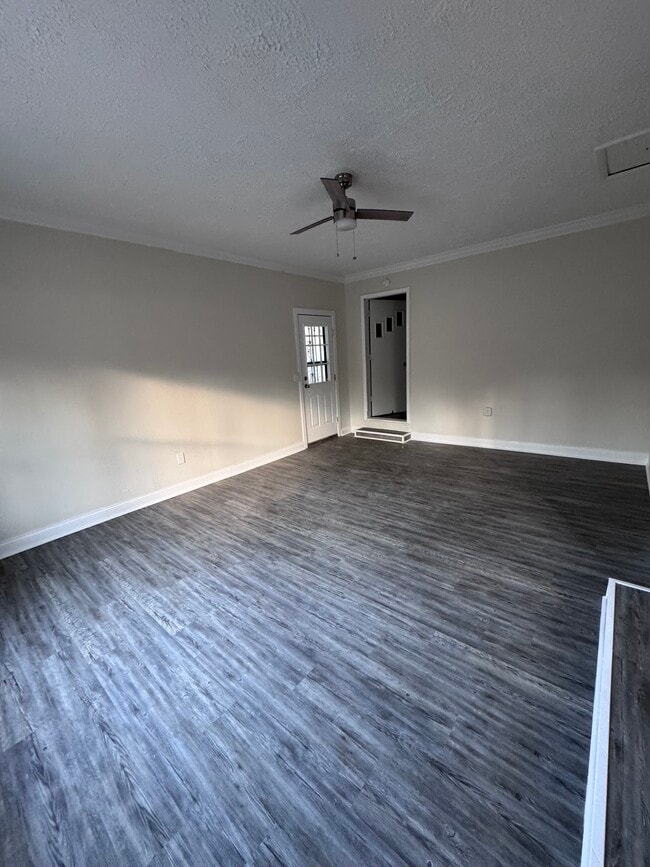 Building Photo - 4426 S Creek Dr