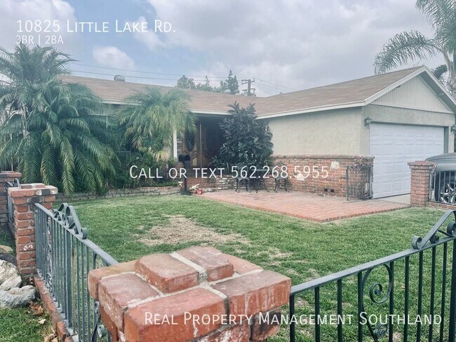 Building Photo - 3 Bedroom Pool Home Adjacent to Park