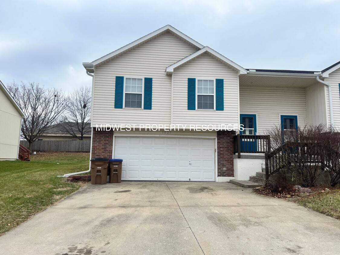 Foto principal - Spacious 3 Bedroom, 2 Bath Townhome availa...