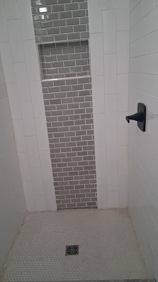 Building Photo - 584 Kelton Ave