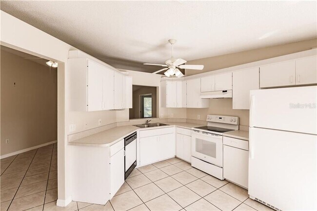Foto del edificio - 3/2 HOME WITH HUGE /FENCED BACK YARD. -12 MINUTES to Siesta Beach! Great school district!