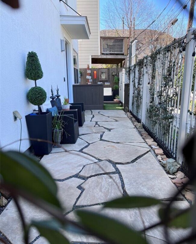 Building Photo - 5327 Lillian St