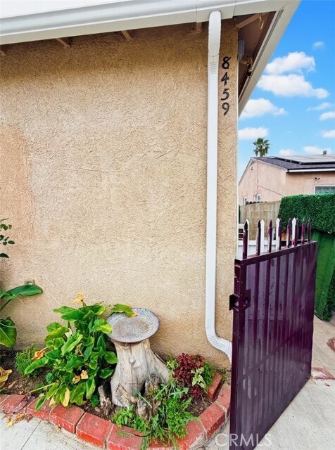 Foto del edificio - 8459 O'Melveny Ave