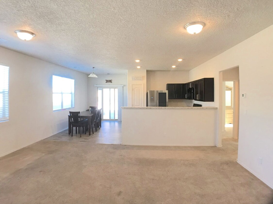 Foto principal - Spacious 4 Bedroom Los Lunas Home. Open la...