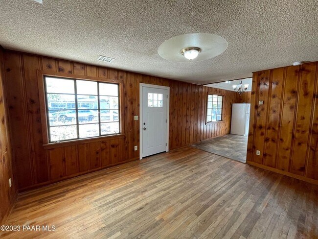 Building Photo - APPLY NOW - 1878 Beverly Ln