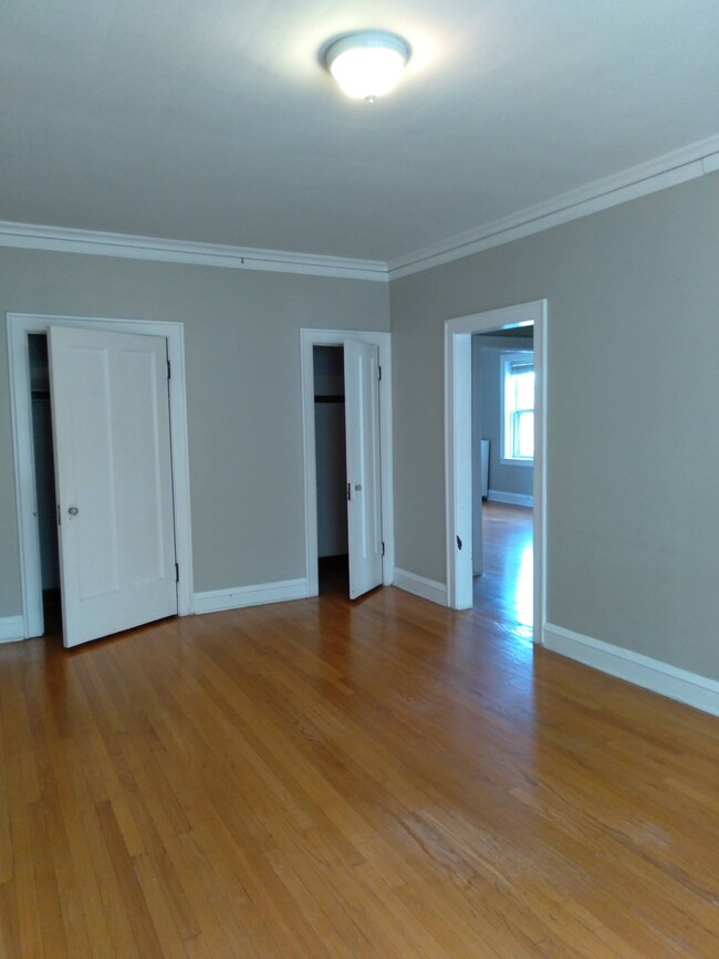 Foto del edificio - First Floor, Rarely Available, Spacious 1 ...