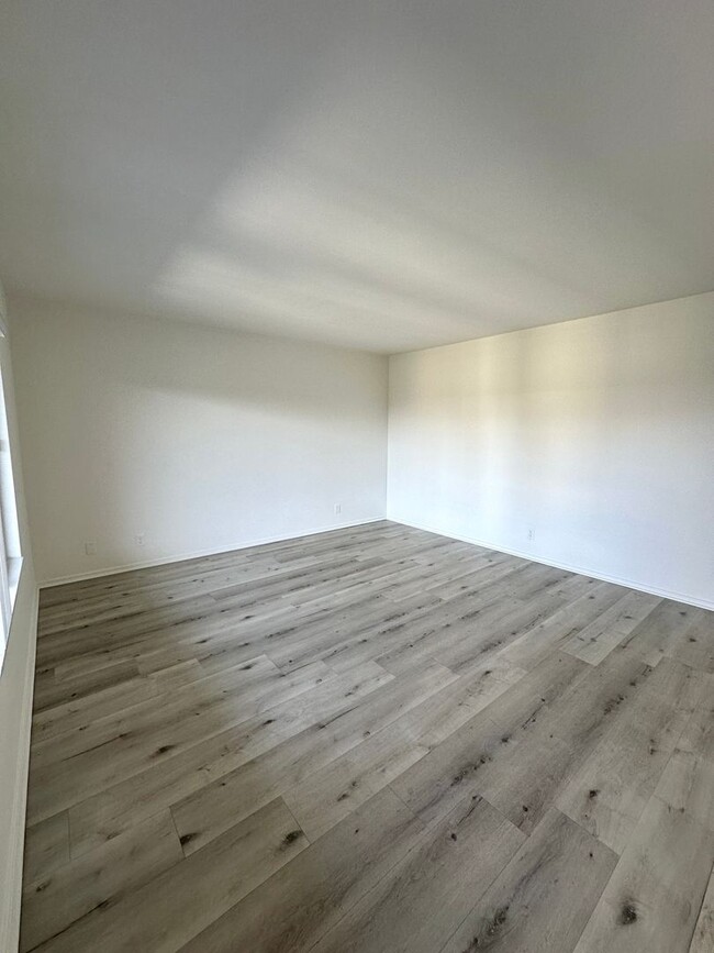 Building Photo - Newly Renovated Top Floor 1 Bedroom Condo ...