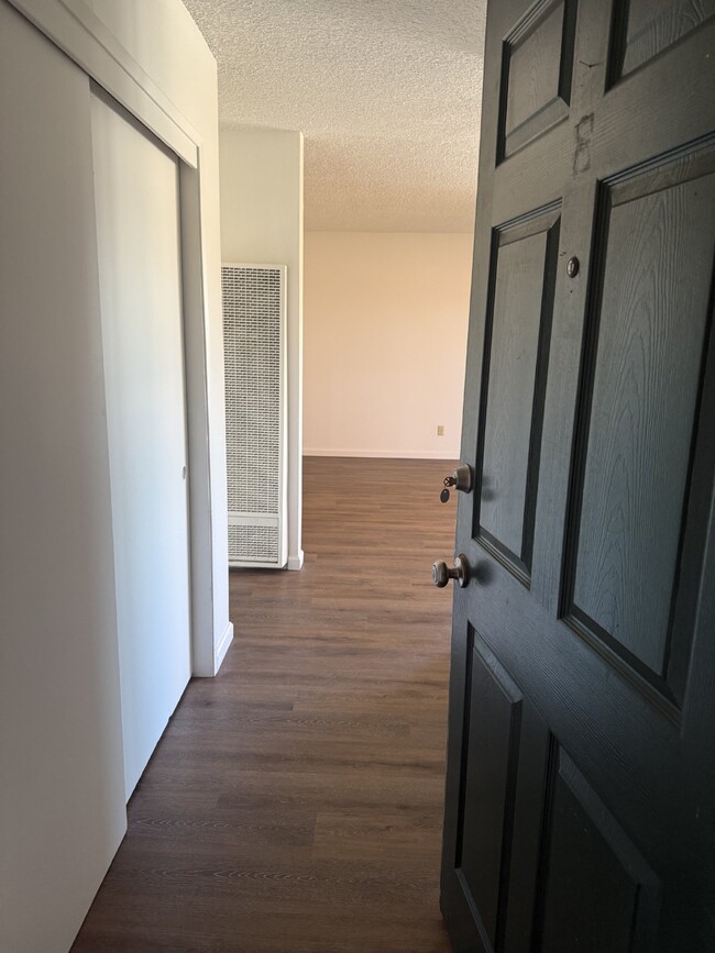 Building Photo - Refreshed Upstairs 2 Bed, 1 Bath Tracy Apa...