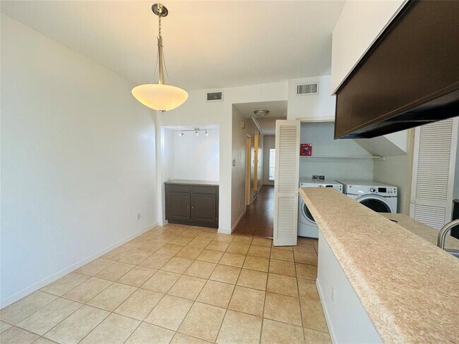 Foto del edificio - 5925 Woodway Place Ct