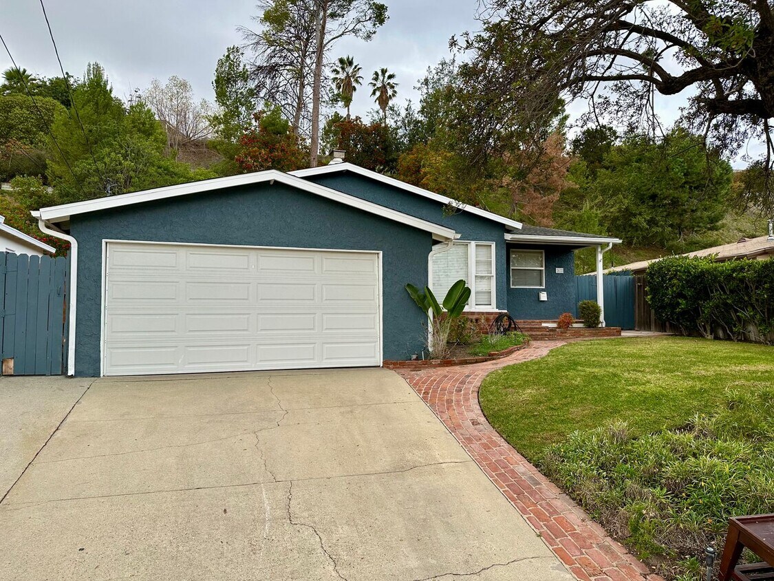 Foto principal - 3 BEDROOM 2 BATH HOUSE - EXCELLENT LOCATIO...