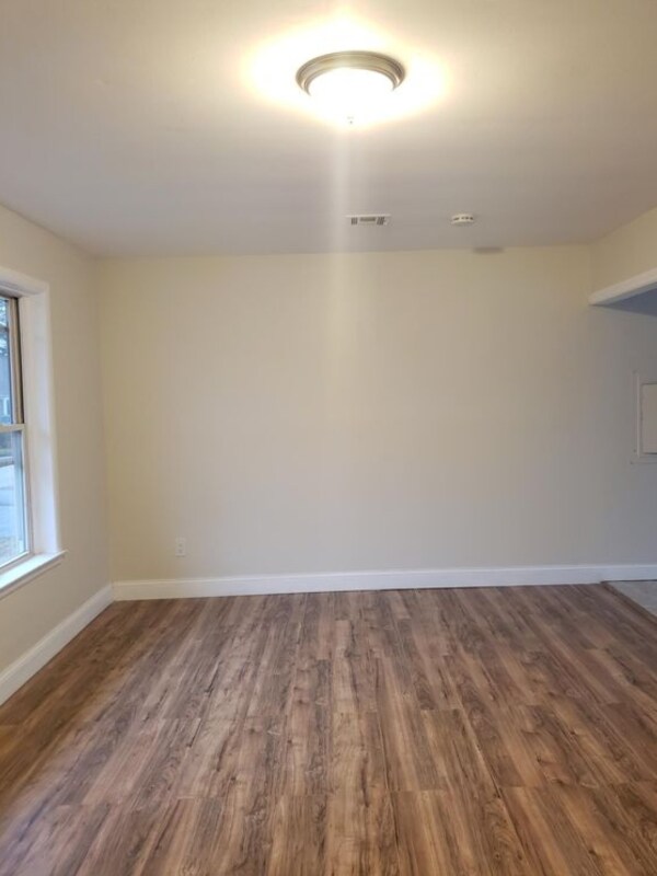 Building Photo - 1152 Longboat Ave