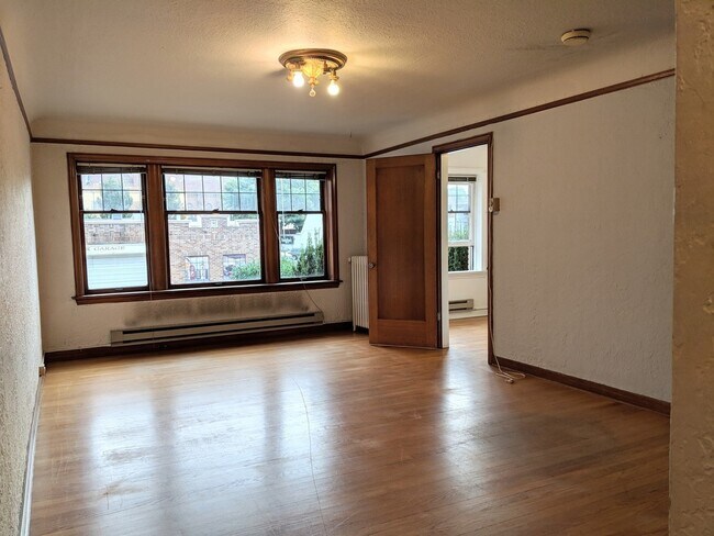 Building Photo - Charming Studio in U District