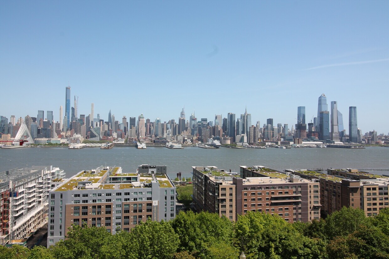 NYC Views !!! - 883 Boulevard E