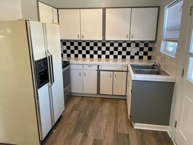 Foto del edificio - Updated 3 Bed, 1 Bath Upper Unit in Greeley!