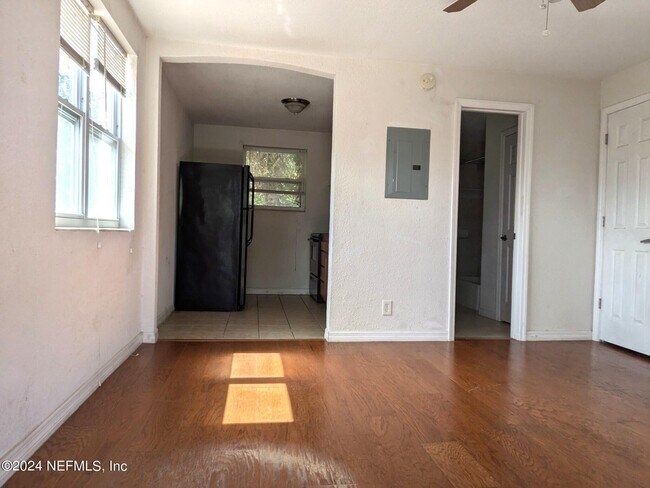 Building Photo - 1452 Palm Ave