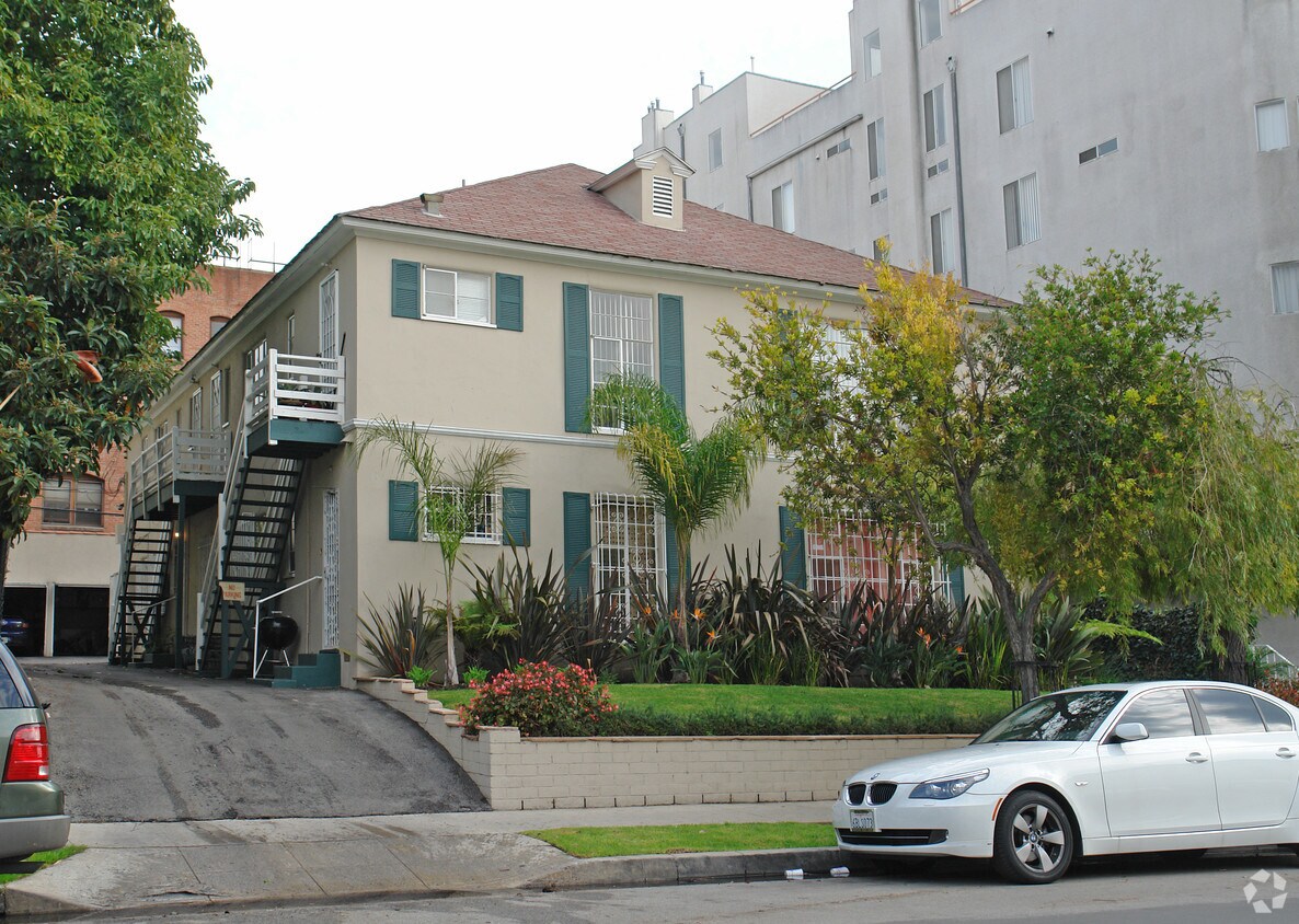 Building Photo - 606-608 S Burnside Ave