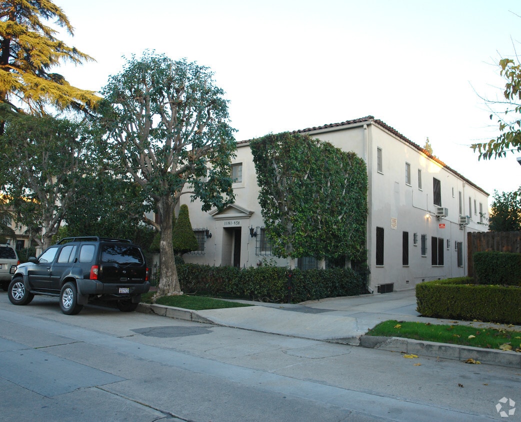 Tree obstruction - 11141-11143 1/2 Hesby St