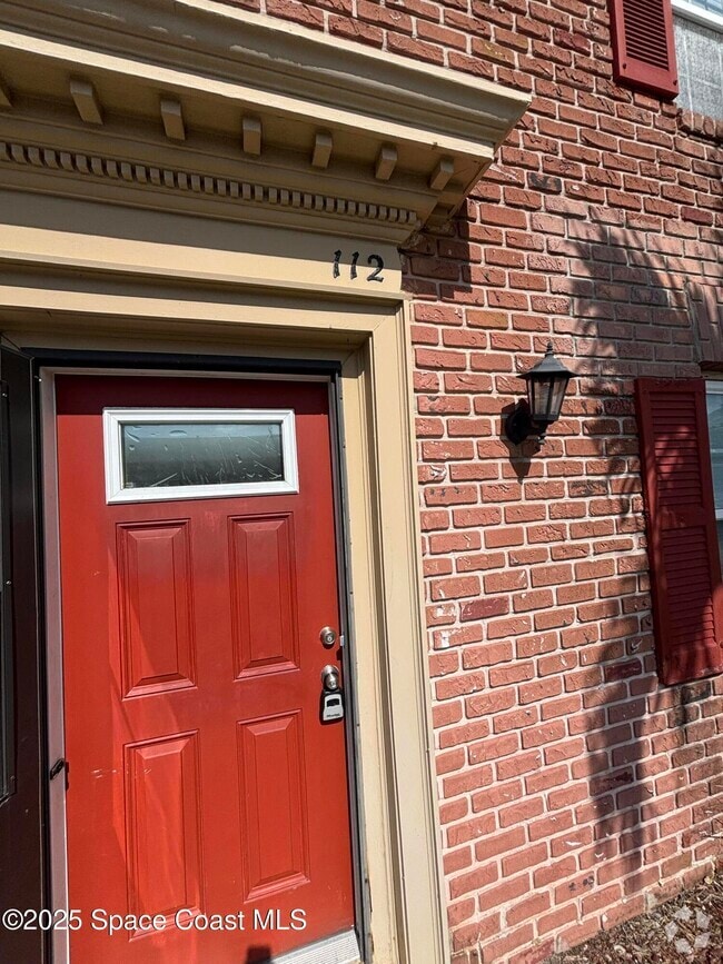 Building Photo - 112 E Colonial Ct