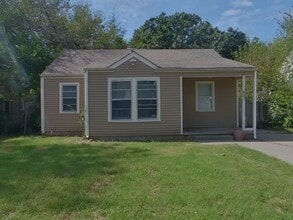 Building Photo - 827 S Crestway St
