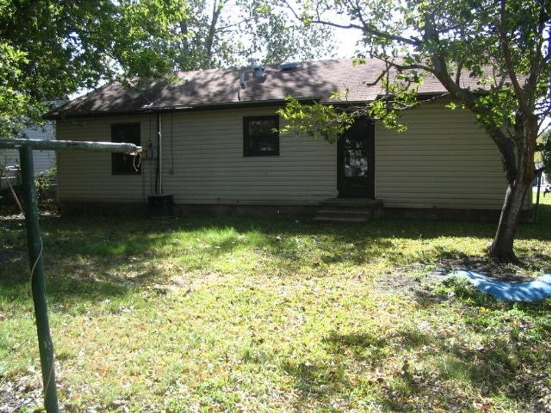 Building Photo - 1301 E Avenue H