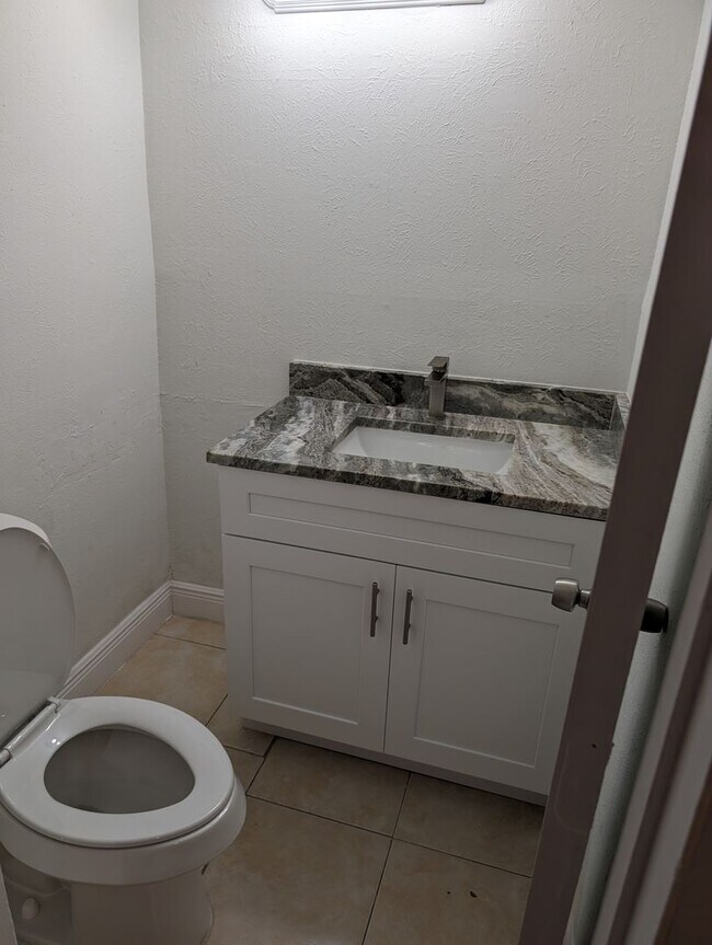Foto del edificio - Remodeled and spacious 2 bedrooms with pat...