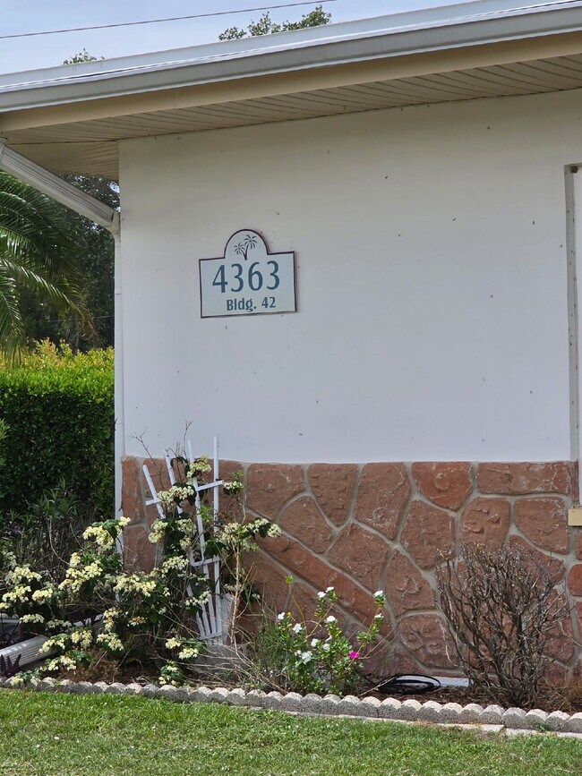 Foto del edificio - "Charming furnished 2-Bed Condo Retreat in Holiday, FL – Cozy 825 Sq Ft of Comfort!"