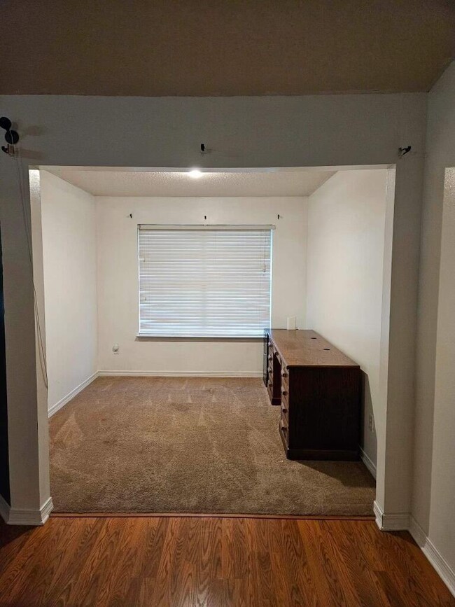 Building Photo - 139 Steeplechase Dr