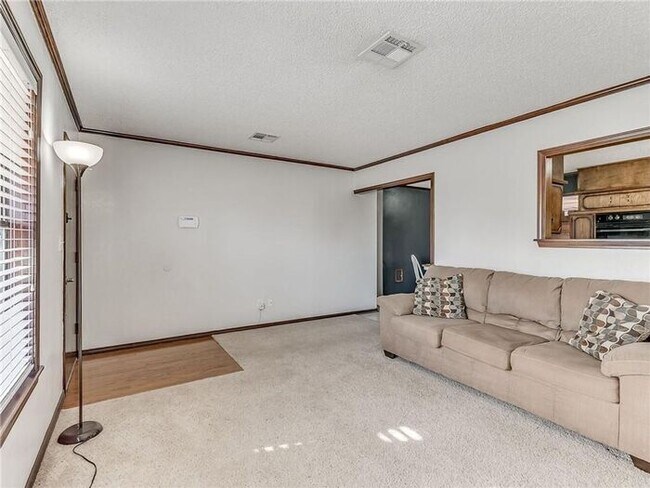Building Photo - 3 Bed 1 Bath 1 Car in Bethany, OK close to...