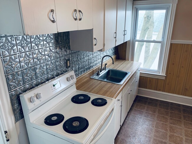 Kitchen - 405 N Schanck Ave