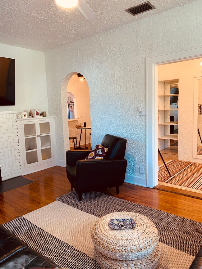 living room - 411 SW 19th St