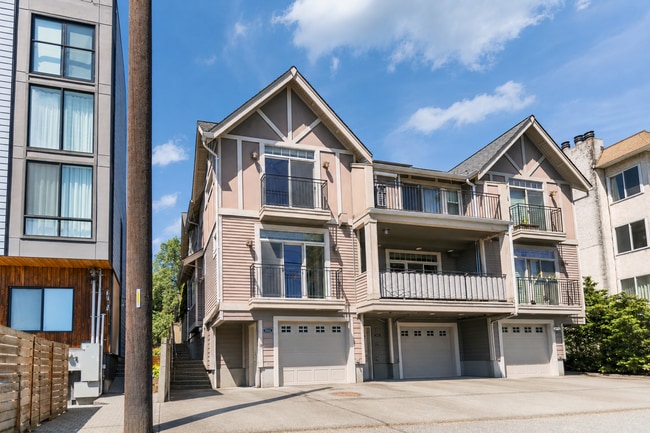 Building Photo - Spacious 3 Bed 2.5 Bath Townhome with Views and Two Parking Spaces – First Hill/Capitol Hill